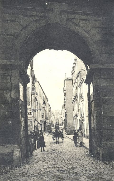 Porte de la Blanquerie et la rue de l'Université