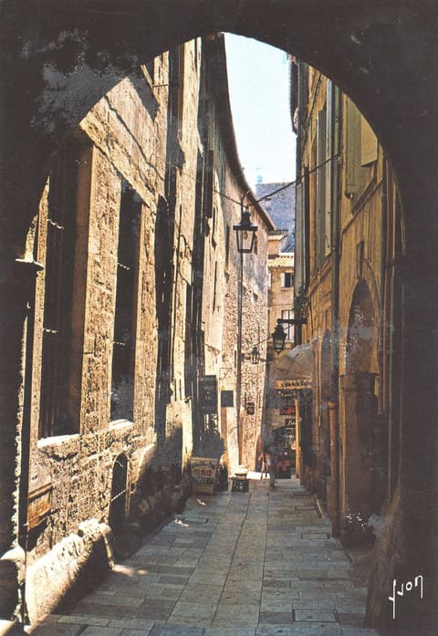 La Rue du Bras de Fer dans le Quartier de l'Ancien Courrier