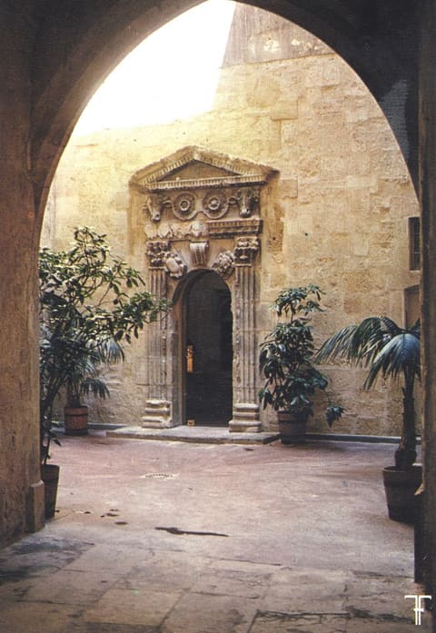 Porte ancienne de la Salle Pétrarque [Hôtel de Varennes]