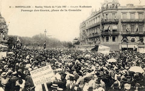 Meeting Viticole du 9 juin 1907, 600,000 Manifestants, Passage des Gueu x , place de la Comédie