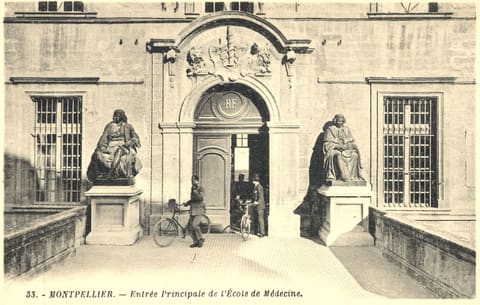 Entrée Principale de l'Ecole de Médecine