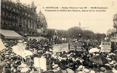 Meeting Viticole du 9 juin 1907, 600,000 Manifestants, Toujours le Défilé des Gueu x , place de la Comédie