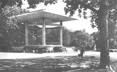 Place de L'Esplanade Théâtre-Kiosque de Musique