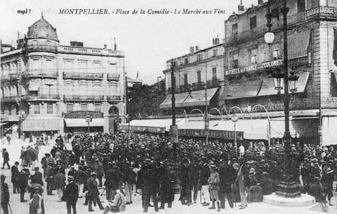 Place de la Comédie Le Marché au x Vins