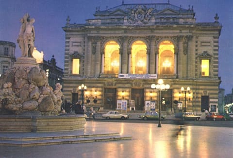 Place de l'Oeuf la nuit [Comédie]