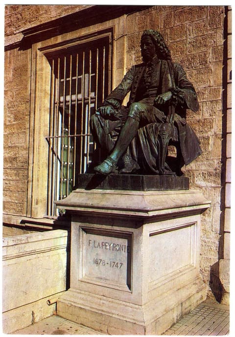 Statue F. Lapeyronie A l'entrée de la Faculté de Médecine