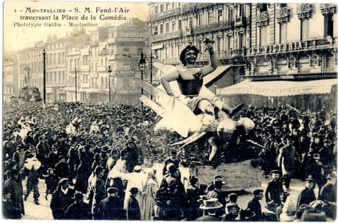 S. M. Fend-L'Air traversant la Place de la Comédie