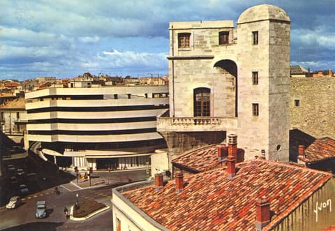 La Tour de la Babote et le parking Laissac