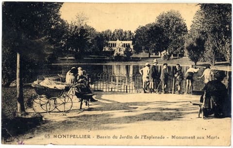 Bassin du Jardin de l'Esplanade, Monument au x Morts