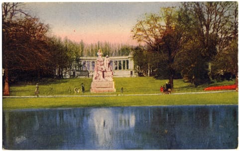Jardin de l'Esplanade, le Monument Auguste-Comte et le Monument au x Morts
