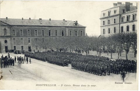 2e Génie Revue dans la cour