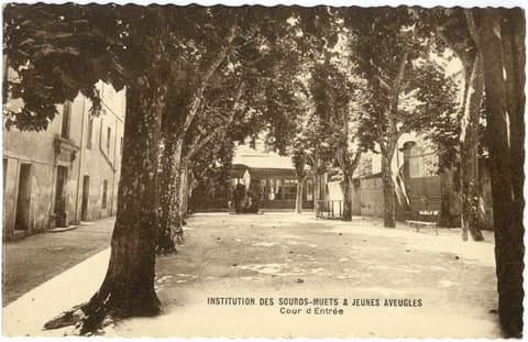 Institution des Sourds-Muets et Jeunes Aveugles, Cour d'Entrée