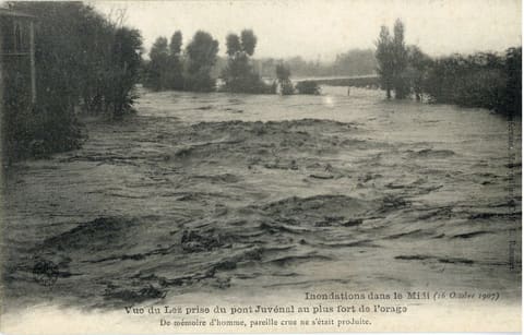 Inondations dans le Midi (16 Octobre 1907) Vue du Lez prise du Pont Juvenal au plus fort de l'orage. De mémoire d'homme, pareille crue ne s'était produite.