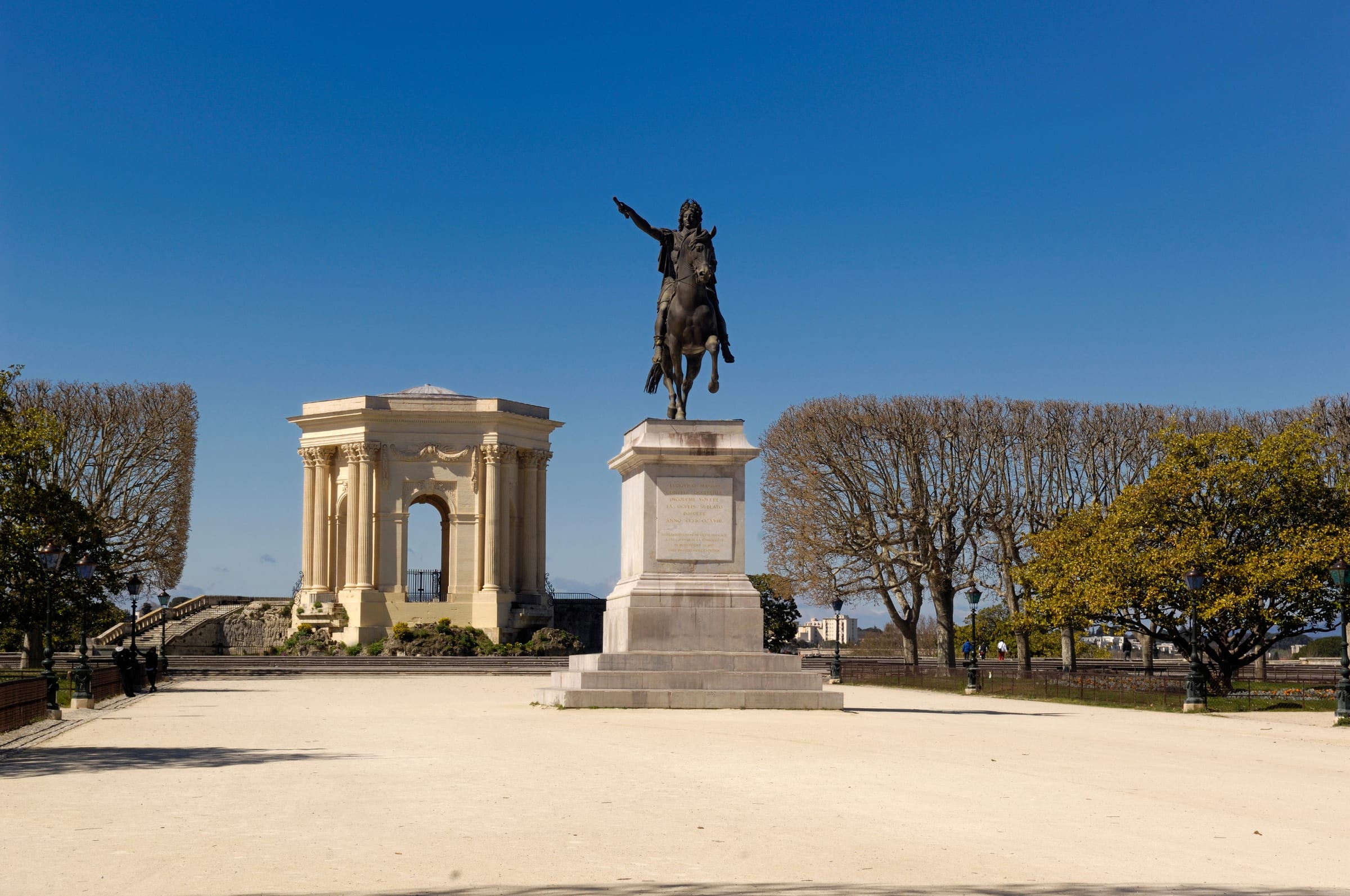 La promenade du Peyrou, le château d'eau et la statue de Louis XIV