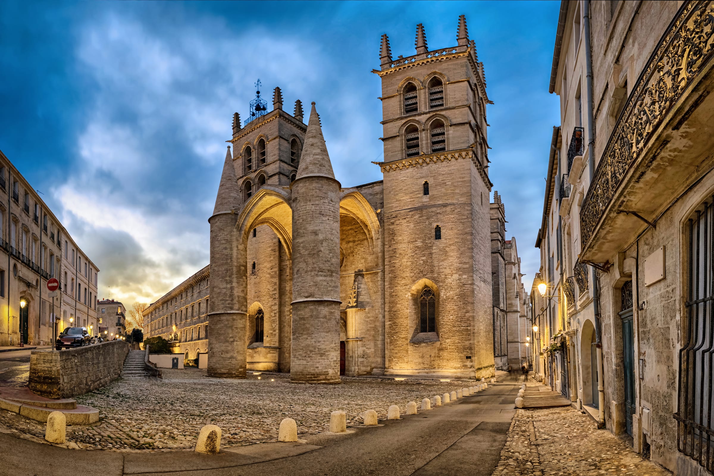 La cathédrale Saint-Pierre au crépuscule
