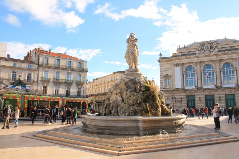 La place de la Comédie et la fontaine des Trois Grâces
