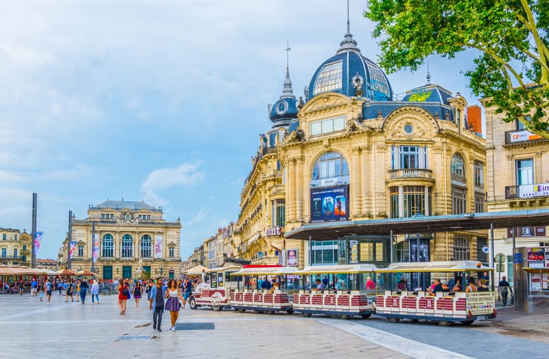 Promeneurs sur la place de la Comédie