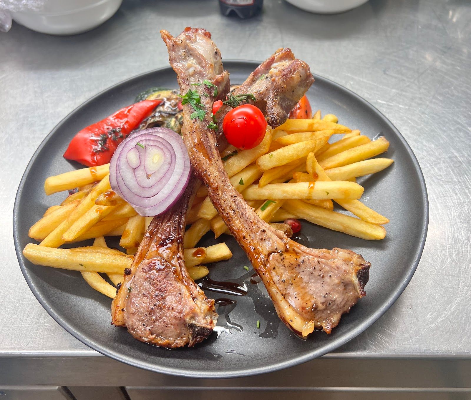 Au Restaurant Mimino — Antigone