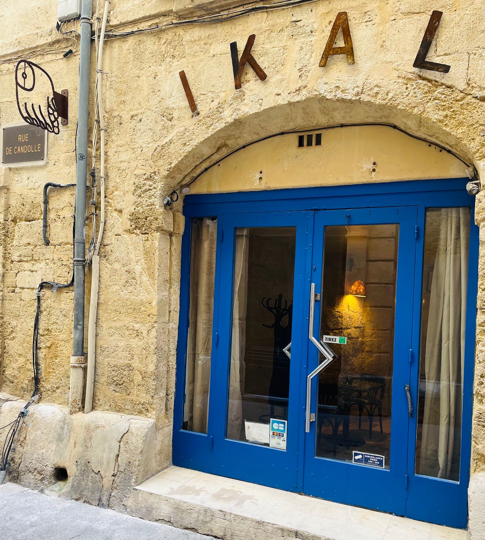 Ikal — Écusson