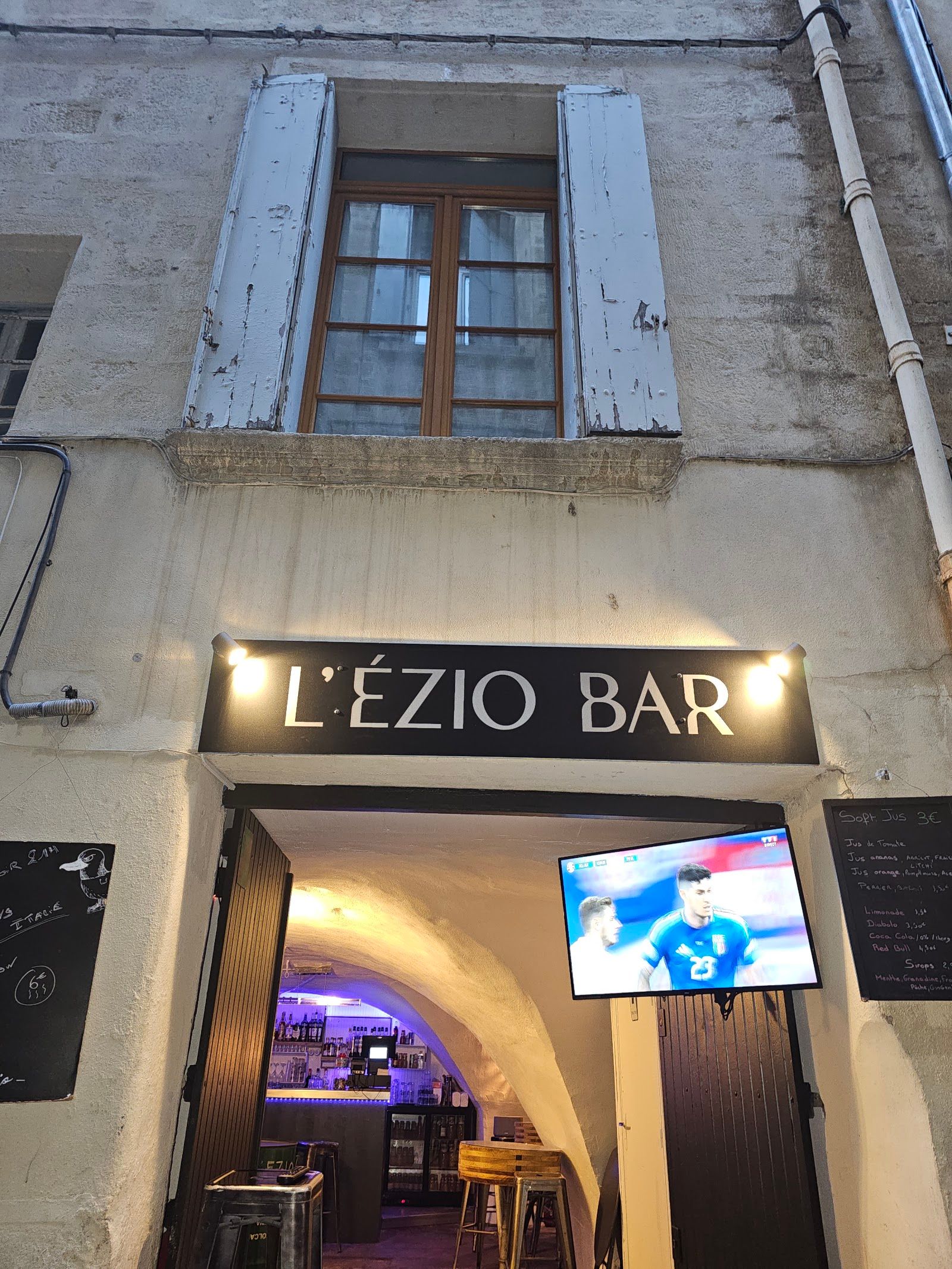L'Ézio Bar — Comédie