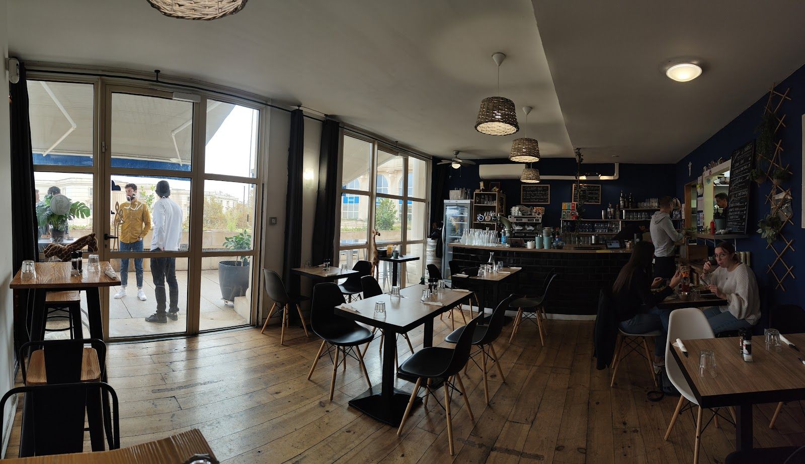 Le tête en l'air café — Antigone