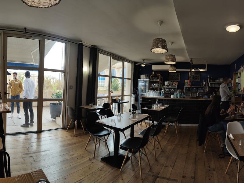 Le tête en l'air café — Antigone