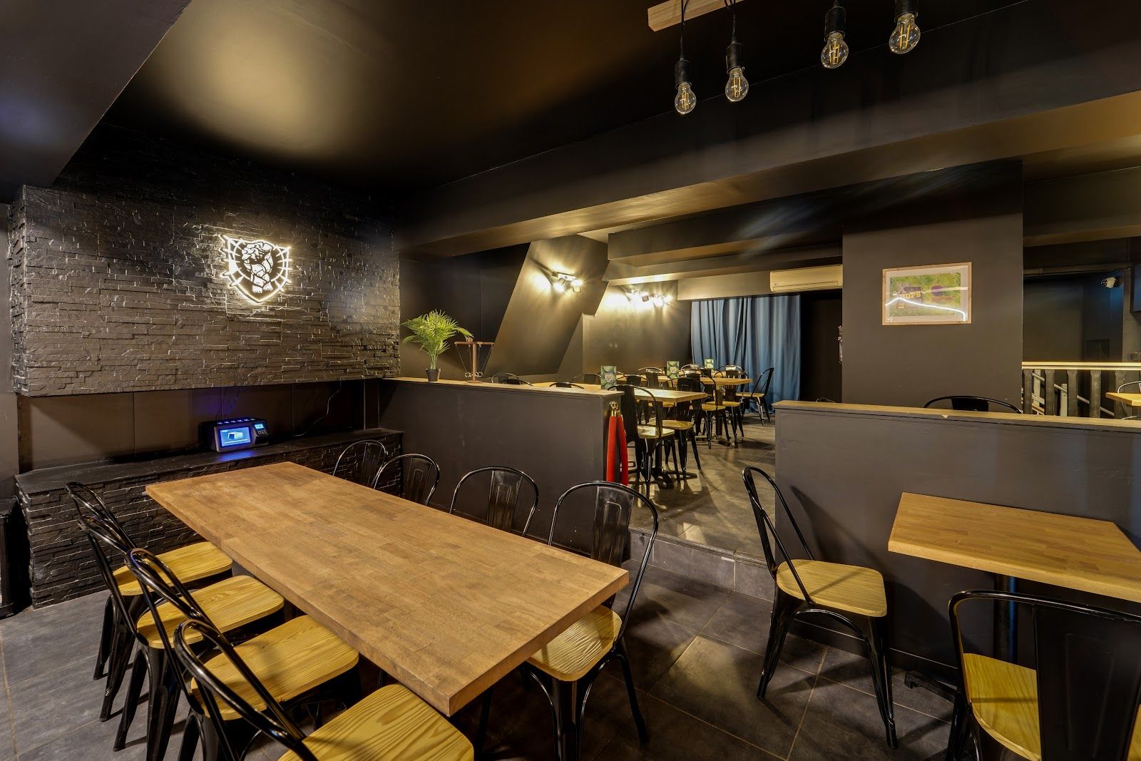 Un bar et Jivay — Comédie